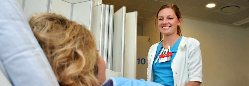 Behandler snakker med patient