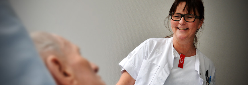 Behandler snakker med patient