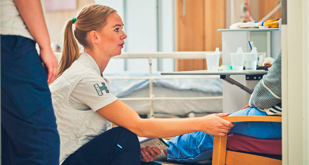 Fysioterapeut i samtale med patient