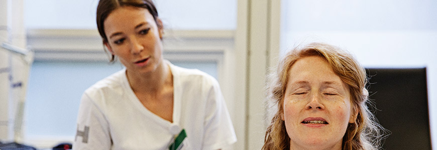 Jordemoder og kvinde med veer