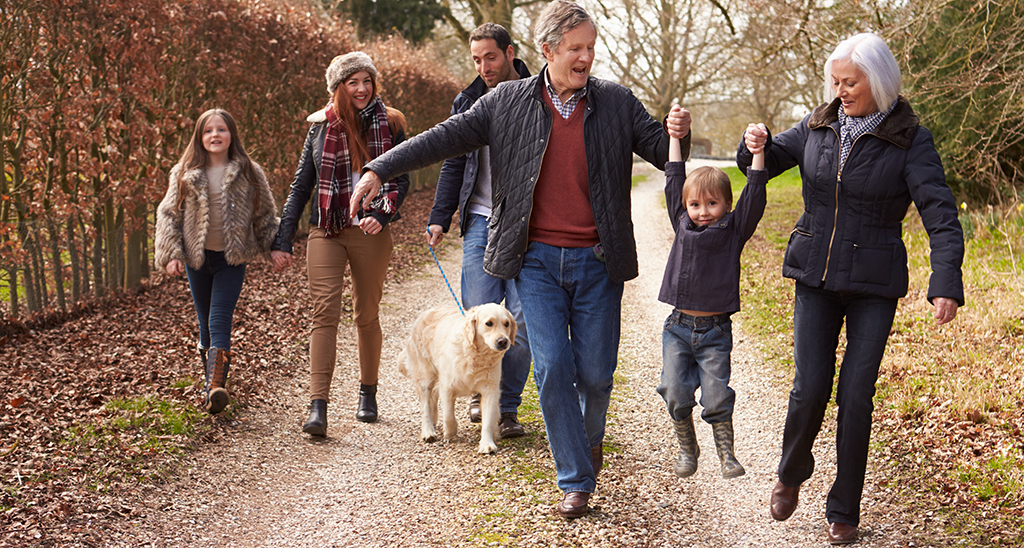 Billede af glad familie i flere generationer