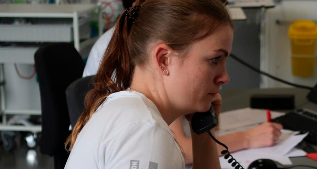 Personale besvarer telefon