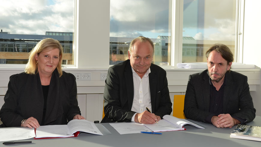 Mette Dan-Weibel fra Aarhus Arkitekterne, hospitalsdirektør Torben Ø Pedersen og Kim Holst Jensen fra Schmidt Hammer Lassen Arch