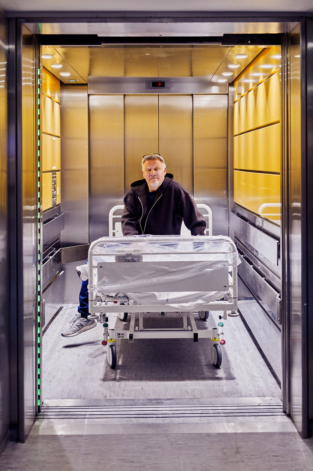 Chefportør Klaus Mogensen i en sengeelevator