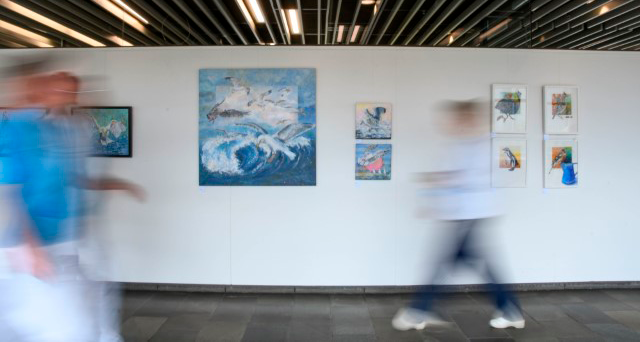 Kunst på væggene ved kantinen