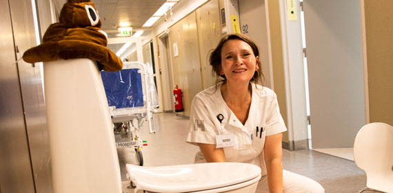 Fysioterapeut Cathrine Blegvad Stenz hjælper børnene med de rigtige toilet-stillinger på forstoppelsesskolen.