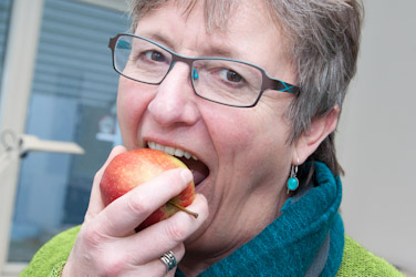 Dame spiser æble