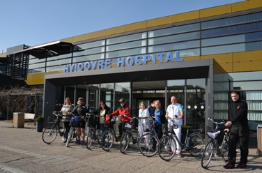 billede af personale og deres cykler foran hospitalet
