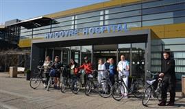 billede af personale og deres cykler foran hospitalet