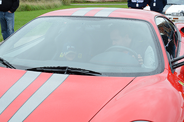 Close-up af dreng i Ferrari