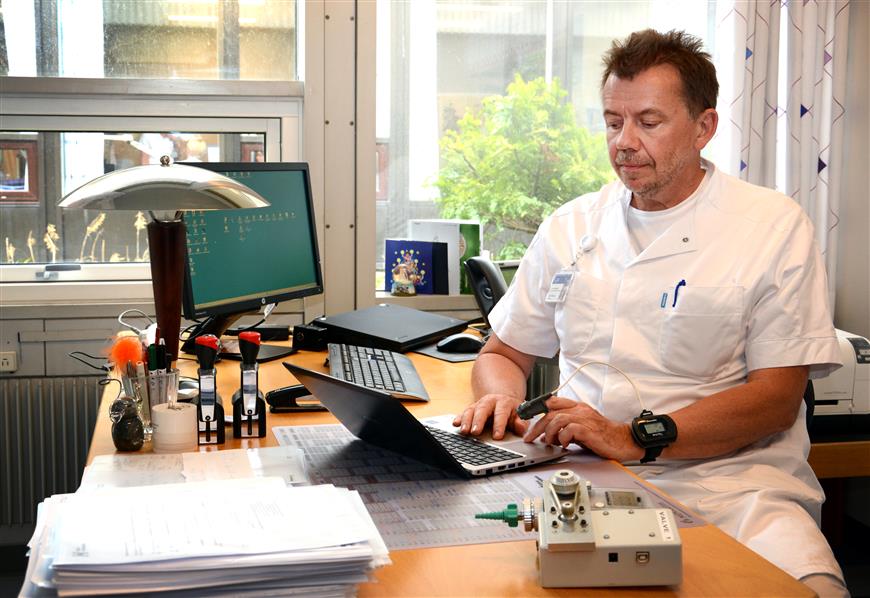 billede af Ejvind Frausing hansen og den nye robot.