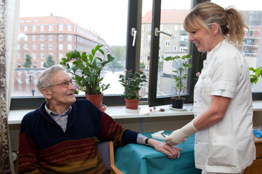 Patient og sygeplejerske opholder sig i dagsligstuen