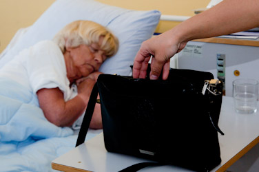 Tyv stjæler taske fra sovende patient