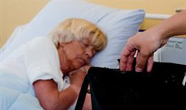 Tyv stjæler taske fra sovende patient